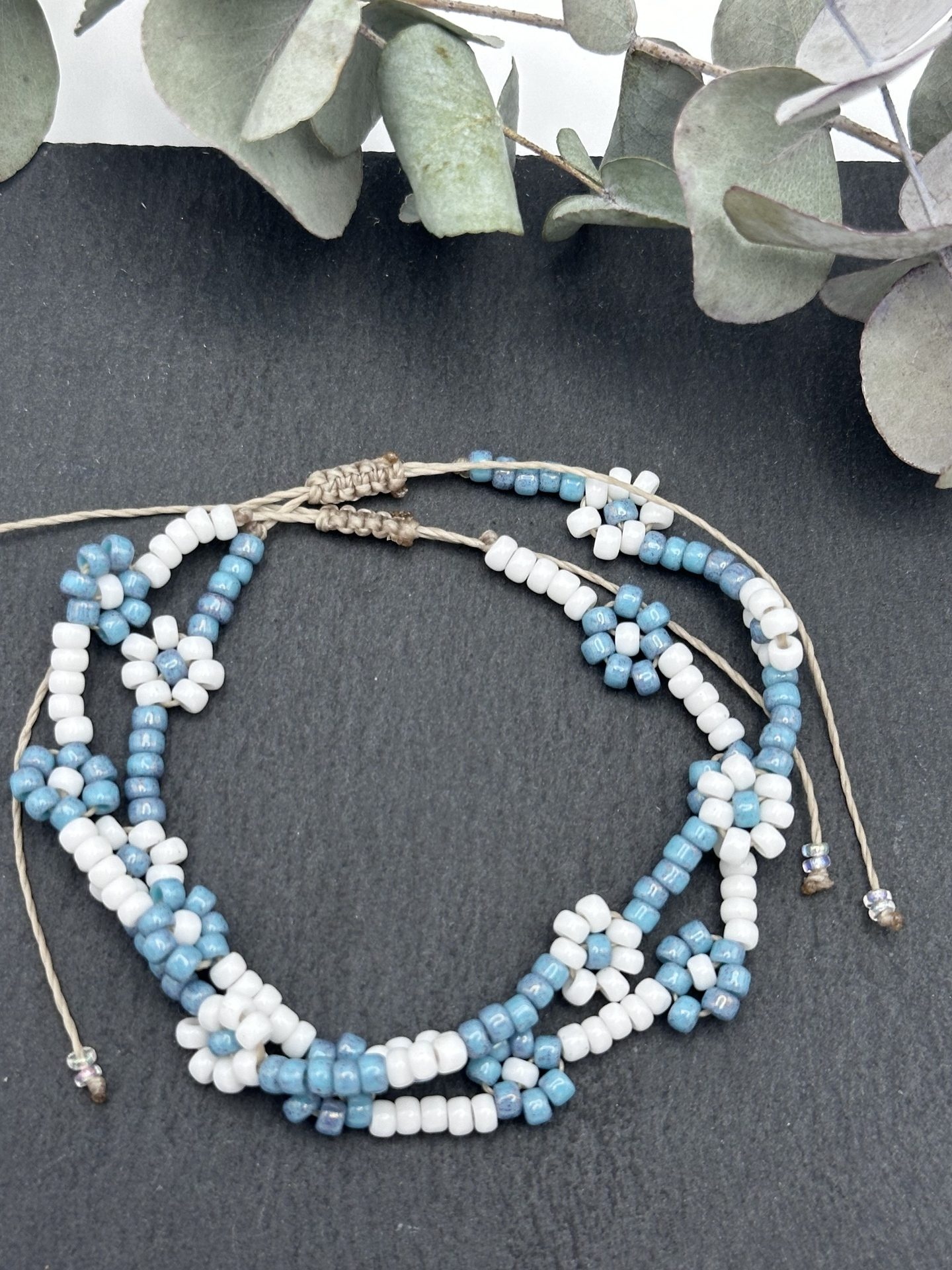 CADI Blumenarmband weiß grün, handgemacht in Kärnten