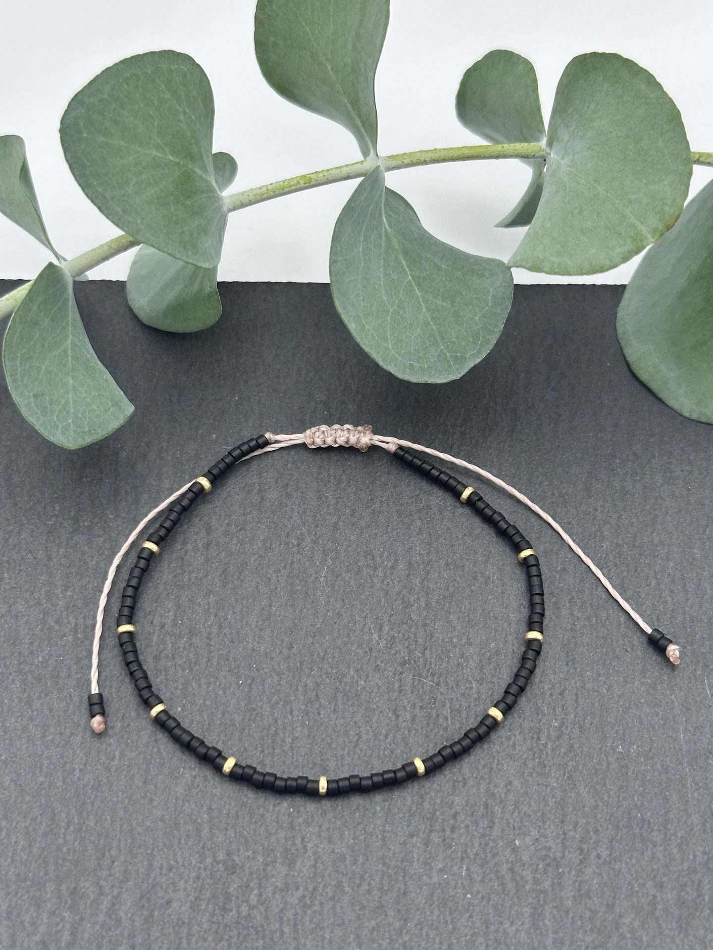 Armband CADI Miyuki Spacer schwarz gold, handgemacht in Klagenfurt