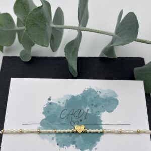 Golden Heart Armband von CADI – handgemachtes Schmuckstück aus zarten gelben Miyuki Perlen mit goldfarbenem Edelstahlherz