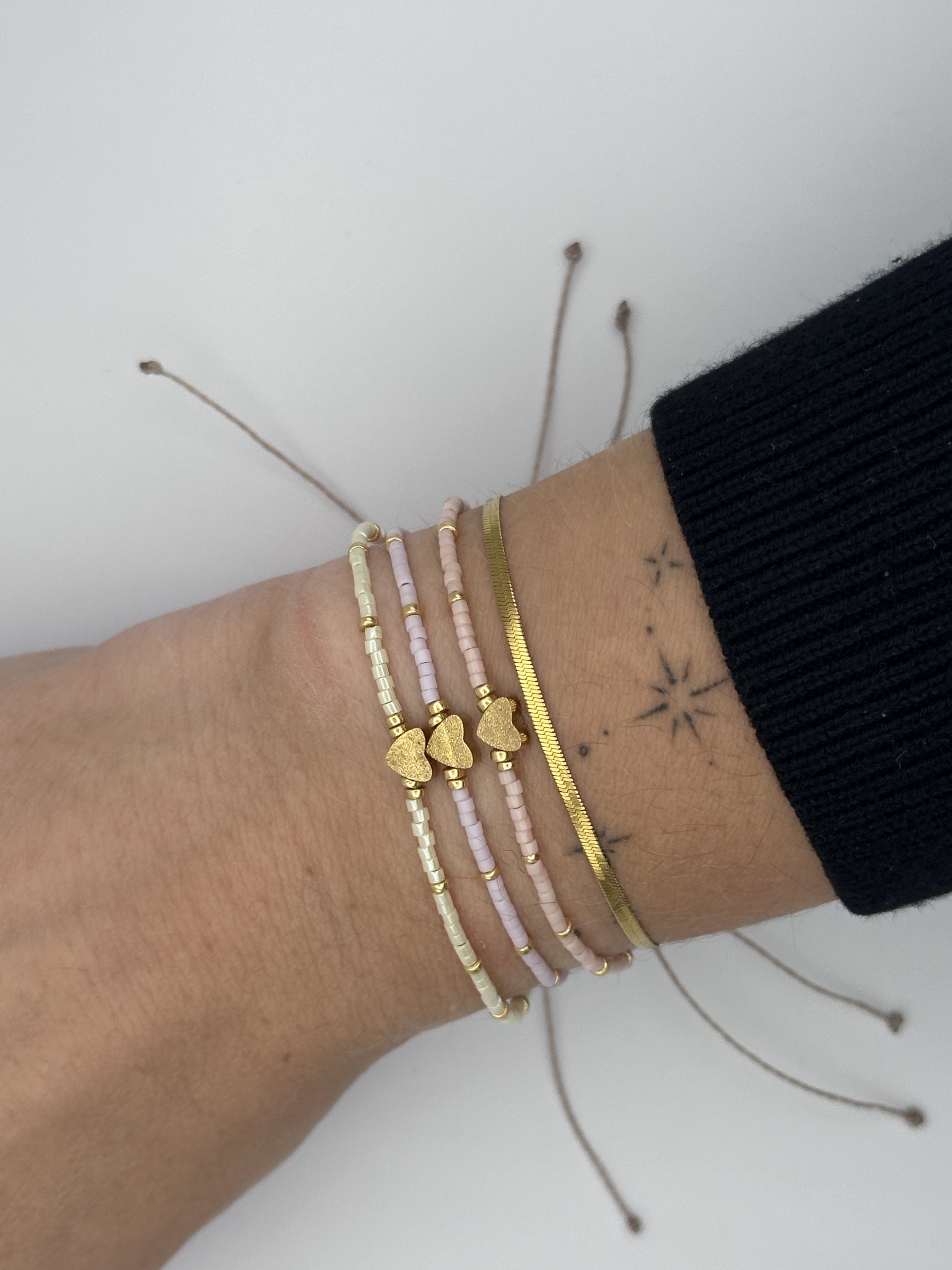 Golden Heart Armband von CADI – handgemachtes Schmuckstück aus zarten Miyuki Perlen mit goldfarbenem Edelstahlherz, handgemacht in Klagenfurt