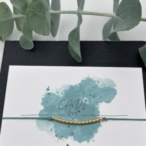 Handgemachtes minimalistisches Armband CADI aus Nylonfaden und goldfarbener Edelstahl-Tube.