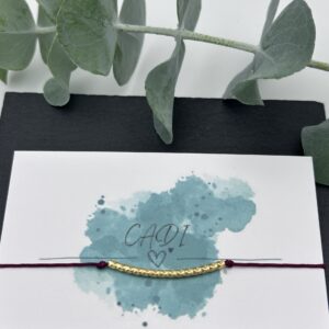 Weinrotes Armband mit Edelstahl Tube in gold. Schlickt und elegant.