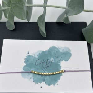 Minimalistisches Armband aus strapazierfähigem Nylonfaden und goldfarbener Edelstahl-Tube – handgemacht, leicht und ideal als Geschenk