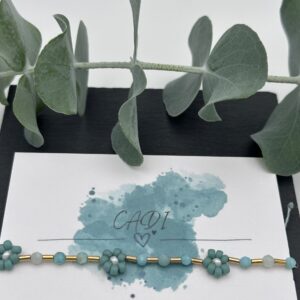 Handgemachtes Armband mit zarten Amazonit-Perlen, goldfarbenen Miyuki-Röhrchen und kleinen Blumen-Details – verstellbar, filigran und einzigartig