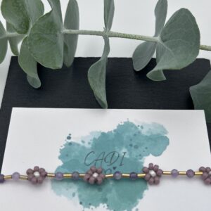 Handgemachtes Armband von CADI mit zarten Amethyst- und Miyuki-Perlen in Violett und Gold – filigranes Blumen-Design, verstellbar und edel