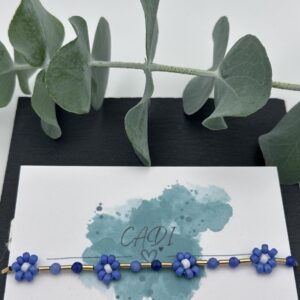 Handgemachtes CADI Armband mit blauen Aventurin- und Miyuki-Perlen, goldfarbenen Röhrchen und zartem Blumen-Design – verstellbar und elegant