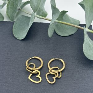 Goldene Edelstahl-Creolen mit doppeltem Herzanhänger – elegante Hoop-Ohrringe, nickelfrei und hautfreundlich, moderner Schmuck für Damen